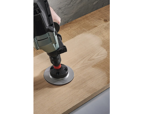 Borrmaskin med slipfäste på trä