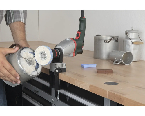 Metallbearbetning med ett poleringstillbehör på en arbetsstycke.