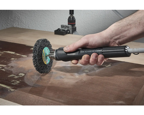 Trådborstfäste med slipande fleece för borr under träbearbetning.