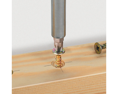 Skruv skruvas in i trä med skruvmejsel