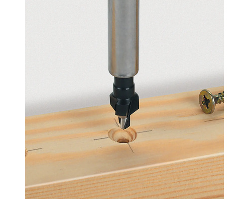 Forstnerborr borrar ett hål i en träskiva.