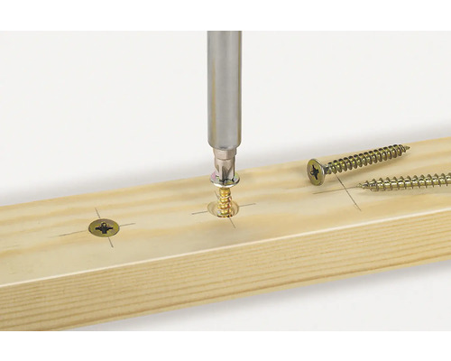 Skruv skruvas in i en träbräda med en skruvmejsel