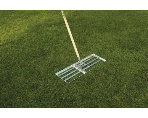 Gräsmatta jämningsraka med träskaft på gräs