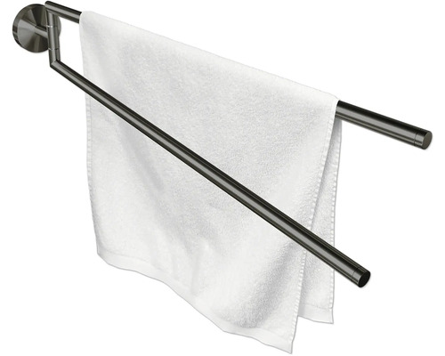 Handdukshängare med en vit handduk