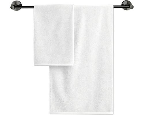 Två vita handdukar hänger på en handdukshängare.