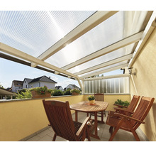 Terrass med tak, bord och stolar