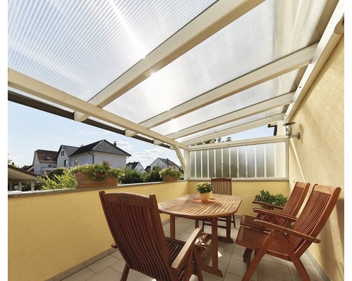 Terrass med tak, bord och stolar