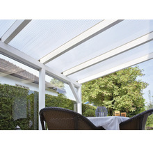 Terrass med tak av transparent plast och vit ram.