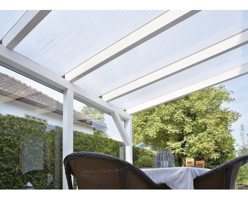 Terrass med tak av transparent plast och vit ram.