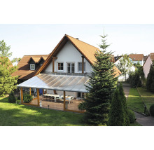 Hus med terrassöverdrag och trädgård