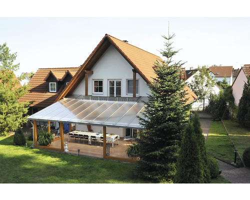 Hus med terrassöverdrag och trädgård