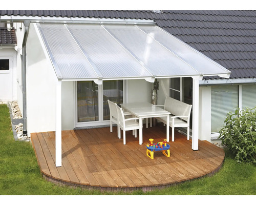 Terrass med tak, bord och sittbänk på trädäck