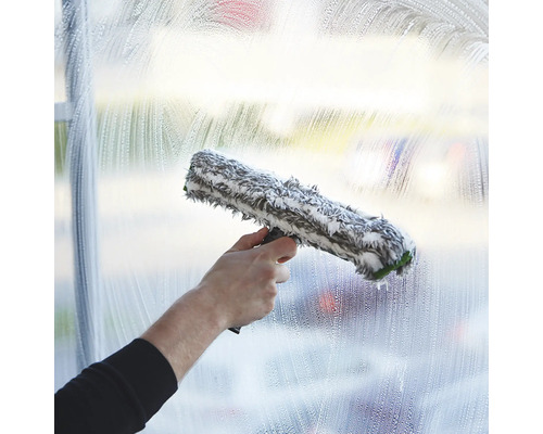 Fönsterrengöring med fönsterskrapa