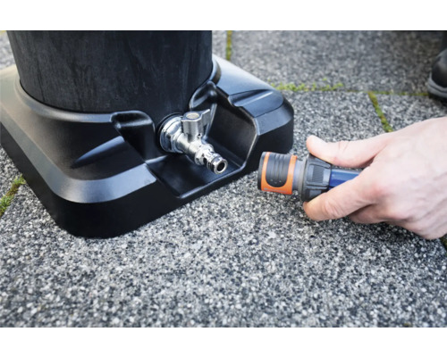 Anslutning av en trädgårdsslang till en regnvattenbehållare