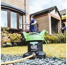 Unger Hydro Power Ultra fönsterrengöringssystem med person som rengör fönstren i ett hus