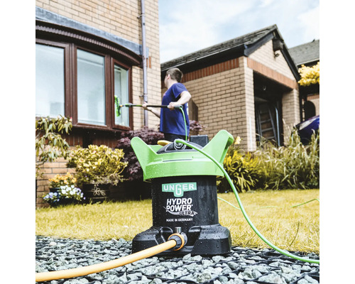 Unger Hydro Power Ultra fönsterrengöringssystem med person som rengör fönstren i ett hus