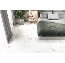 Sovrum med vitt marmorgolv, säng och nattduksbord