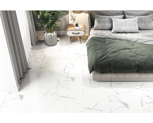 Sovrum med vitt marmorgolv, säng och nattduksbord