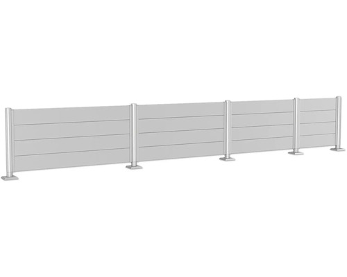 Synskyddsstaket av horisontella paneler och metallstolpar