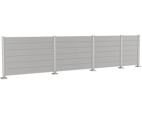 Synskyddsstaket med horisontella lameller och metallstolpar