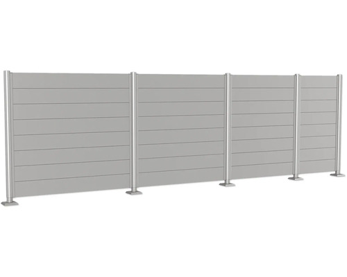 Insynsskyddsstaket med horisontella paneler och metallstolpar