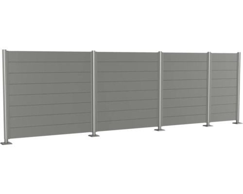 Grå bullerskärm av paneler och metallstolpar