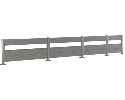 Långt grått staket med stolpar och fyllningar för utomhusbruk