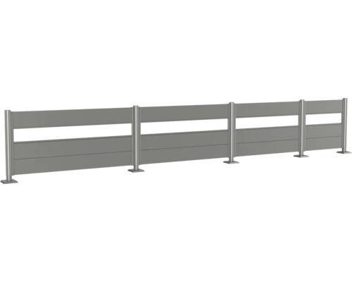 Grått insynsskyddsstaket med metallstolpar