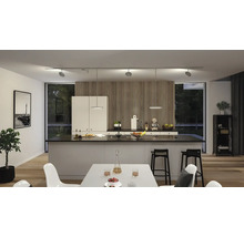 Modernt kök med köksö, matbord och skensystem med spotlights