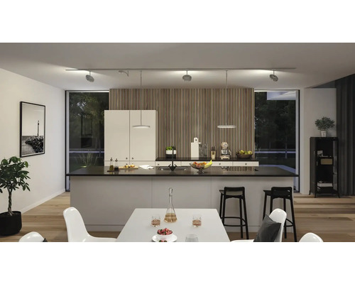 Modernt kök med köksö, matbord och skensystem med spotlights