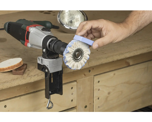 Polermaskin med poleringstillbehör smörjs in med poleringspasta.