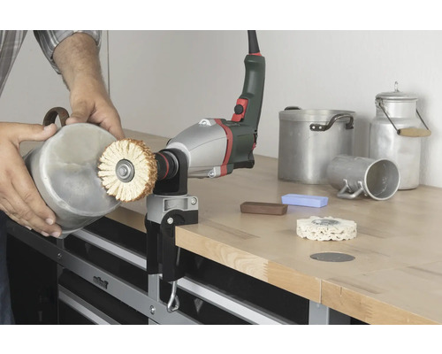 En polerstation används för att polera en kruka.