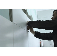 Kakelsättare som arbetar med kakel och kakelsnören