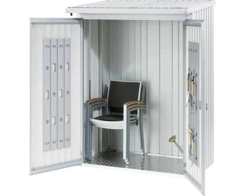 Öppet trädgårdsskåp med trädgårdsstolar och trädgårdsredskap