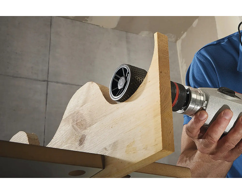 Rotationsrasp som används på en träbit med en borrmaskin.