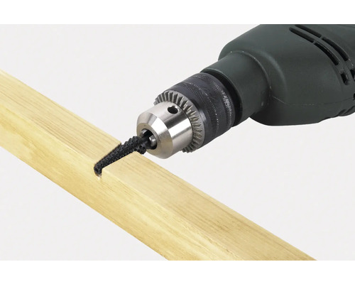 Elektrisk borr med monterad borste på en träbit