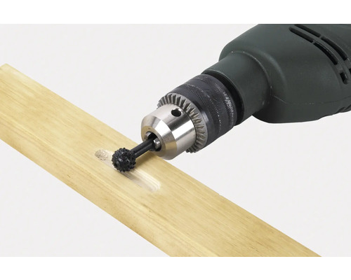 Borrmaskin med kulfräs vid bearbetning av en träbit