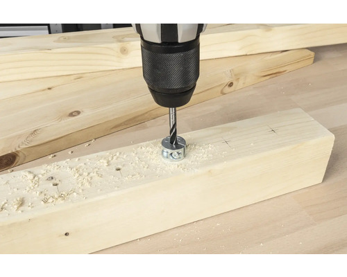 Borrmaskin borrar hål i träplanka med djupstopp