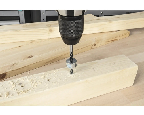 Träborr borrar hål i träplanka