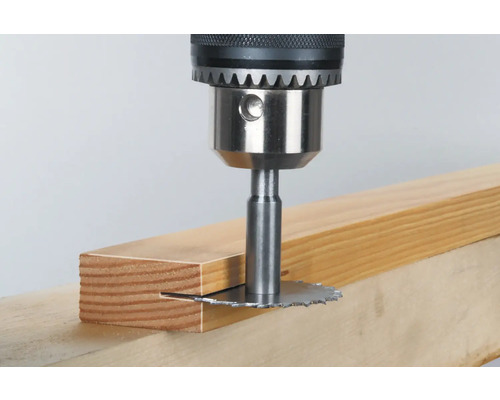 Spårfräs fäst på en borrmaskin som bearbetar en träbit