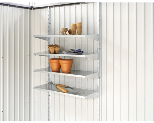 Hyllsystem med trädgårdsartiklar mot en vit vägg