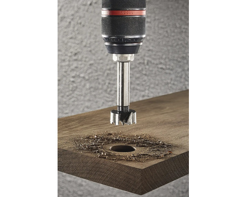 Forstnerborr borrar hål i en träbräda