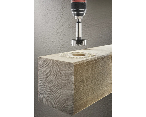 Forstnerborr borrar hål i träbjälke