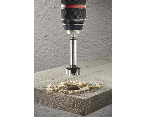 Forstnerborr borrar ett hål i en träbräda