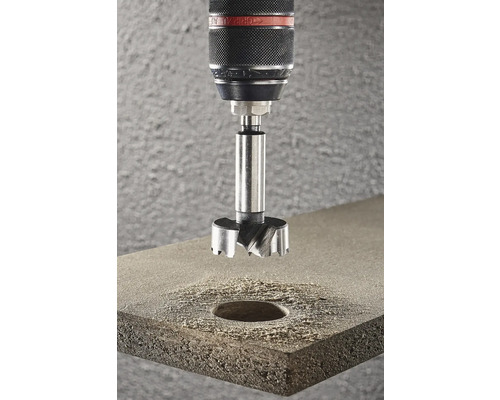 Forstnerborr som borrar ett hål i trä