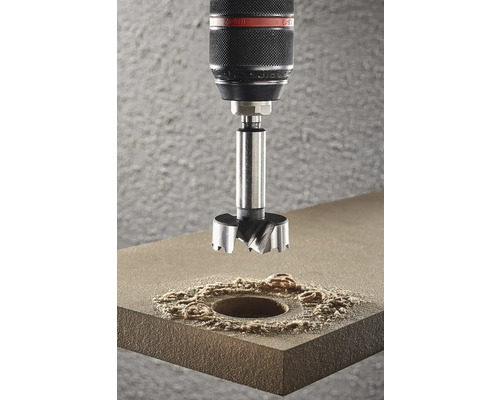 Forstnerborr borrar ett hål i en träplanka