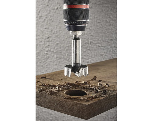 Forstnerborr som borrar ett hål i en träskiva