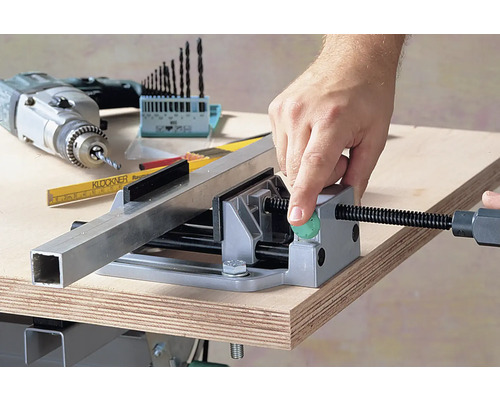 Arbetsbänk med skruvstycke för fastsättning av arbetsstycken