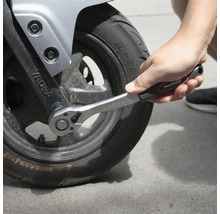 Spärrnyckel drar åt ett motorcykeldäck.