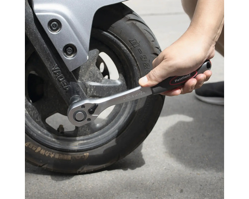 Spärrnyckel drar åt ett motorcykeldäck.